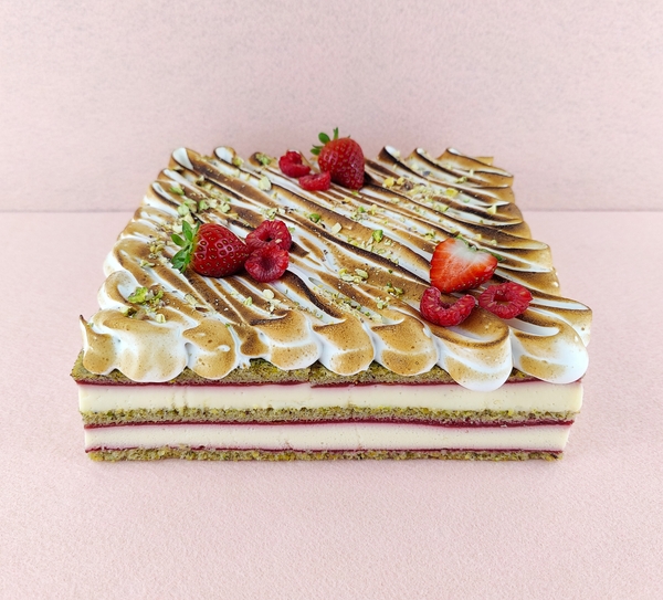 Tarta Ópera cuadrada para varias personas, fotografiada en ángulo de 45 grados, con cobertura de chocolate, cortes limpios donde se aprecian todas las capas y granos de café decorativos en la superficie.