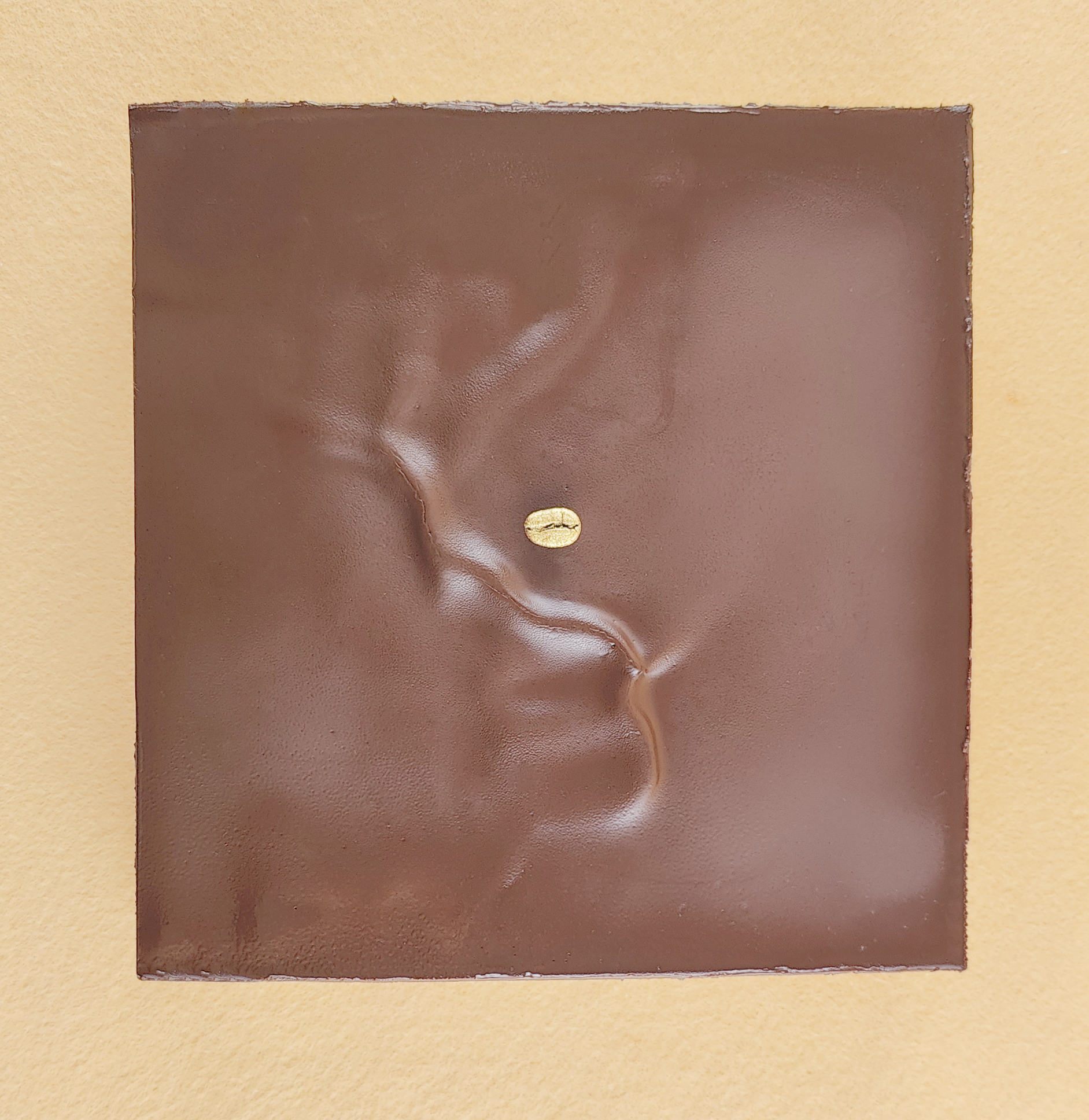 Primer plano de una Tarta Ópera cuadrada, resaltando la textura de la cobertura de chocolate, la suavidad de la crema de café, la cremosidad de la ganaché de chocolate y la esponjosidad del bizcocho gioconda empapado en café.