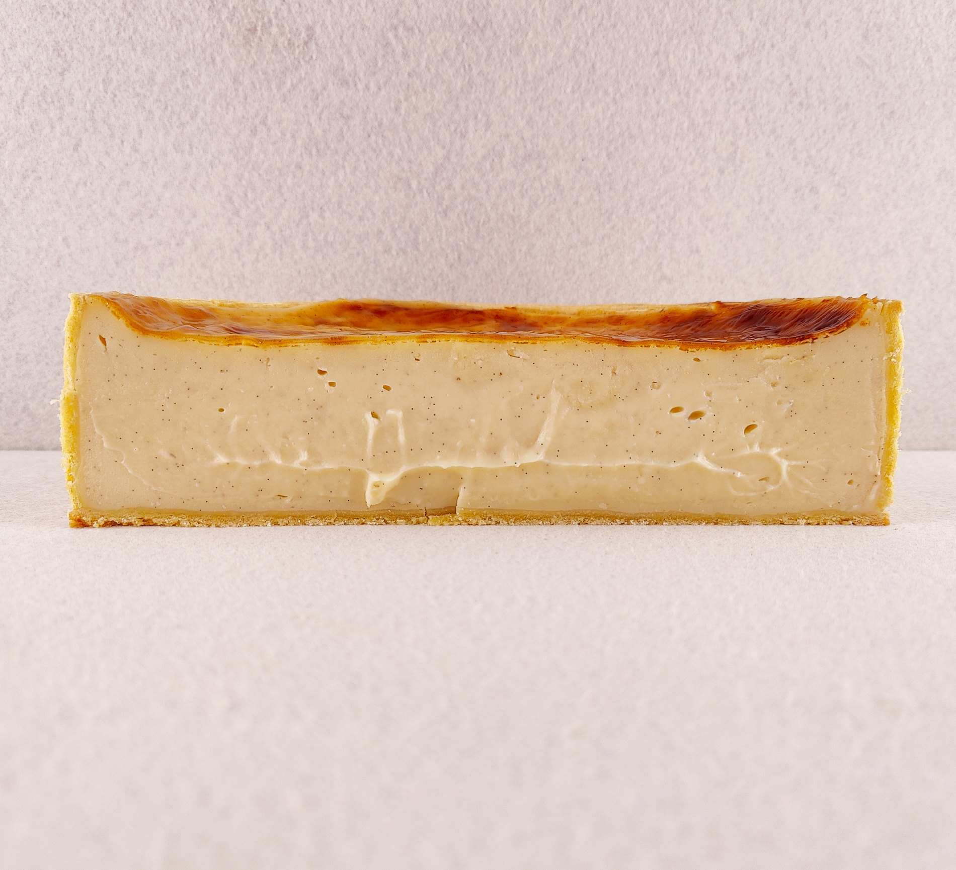 Primer plano de una Tarta Ópera cuadrada, resaltando la textura del glaseado chocolate, la suavidad de la crema de café, la cremosidad de la ganaché de chocolate y la esponjosidad del bizcocho gioconda empapado en café.