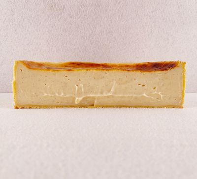 Primer plano de una Tarta Ópera cuadrada, resaltando la textura del glaseado chocolate, la suavidad de la crema de café, la cremosidad de la ganaché de chocolate y la esponjosidad del bizcocho gioconda empapado en café.