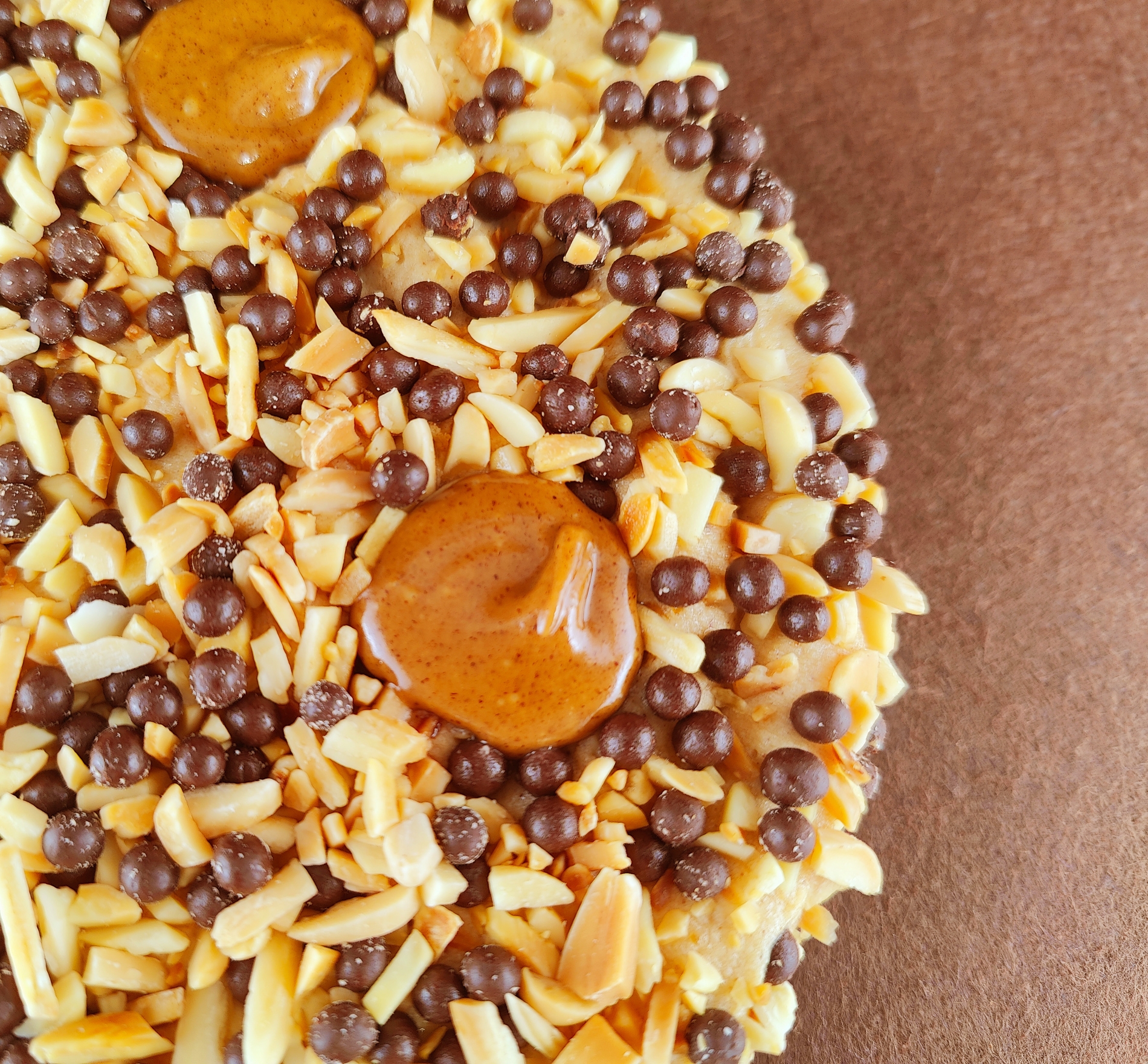 Primer plano de una Tarta Ópera cuadrada, resaltando la textura del glaseado chocolate, la suavidad de la crema de café, la cremosidad de la ganaché de chocolate y la esponjosidad del bizcocho gioconda empapado en café.