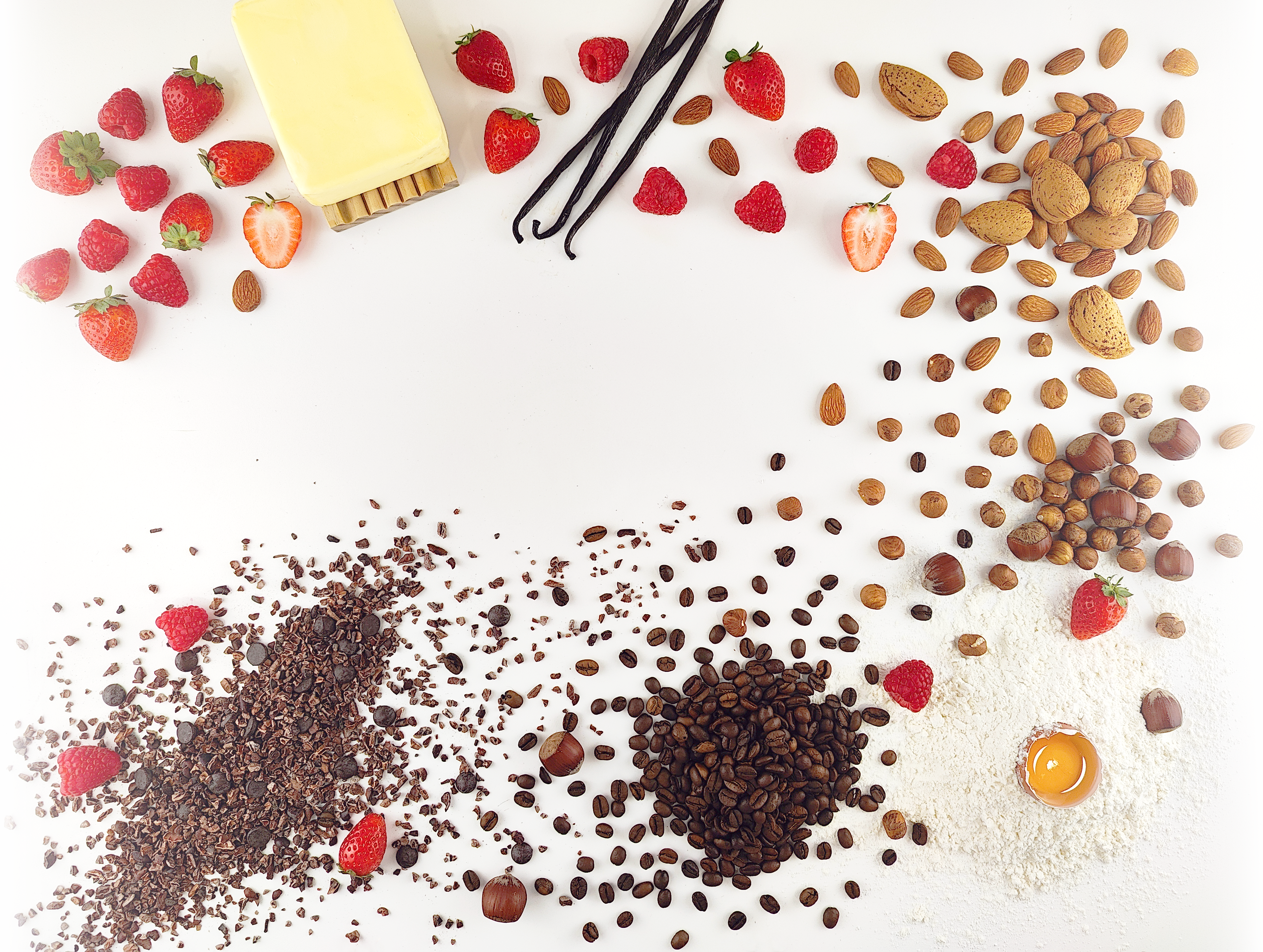 Ingredientes de repostería dispuestos sobre una superficie clara para la página Nuestros ingredientes de Maison Ópera.
