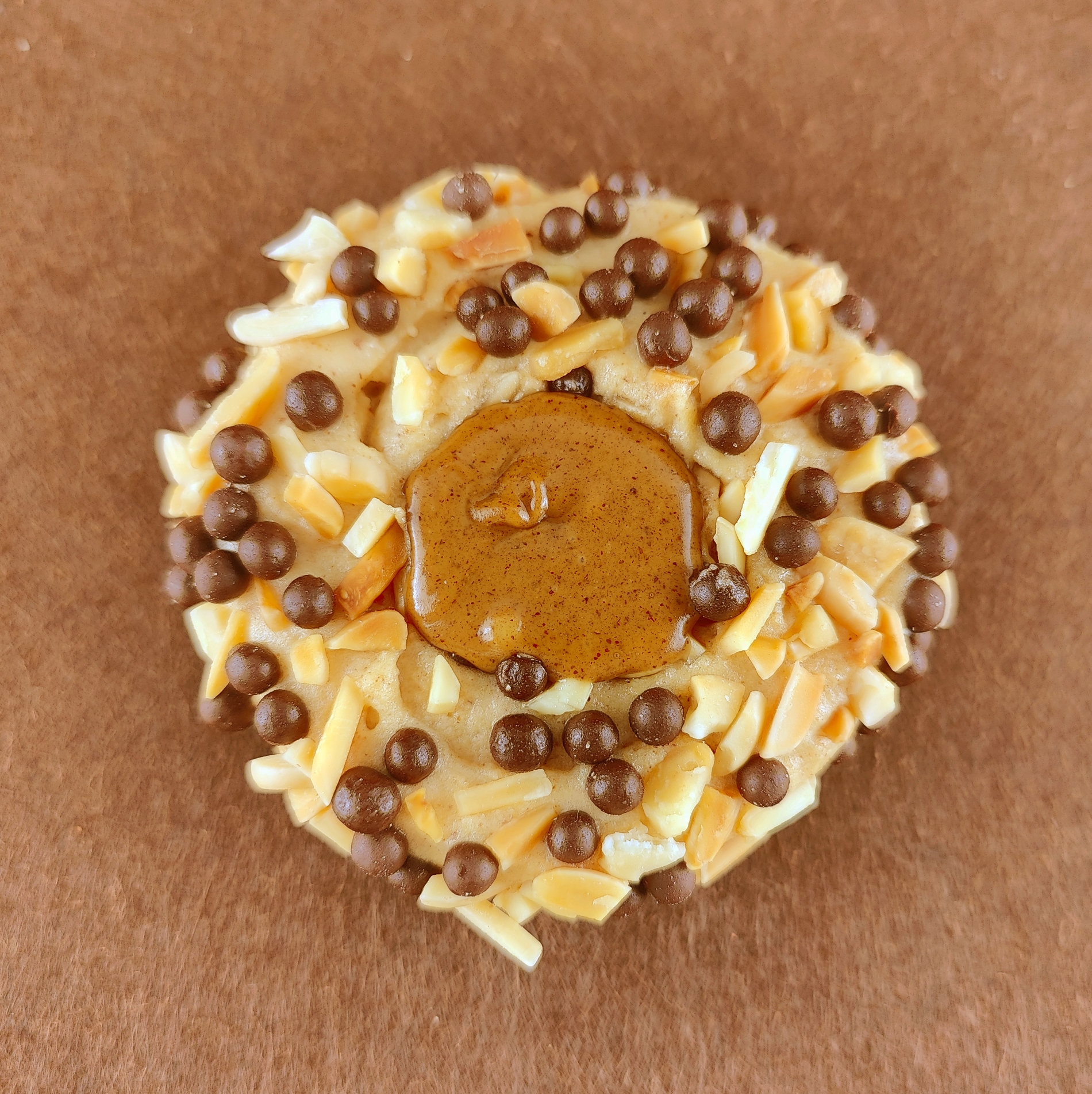 Porción individual rectangular de Tarta Ópera vista de frente, con sus capas alternas de bizcocho de almendra, crema de café y ganache de chocolate perfectamente alineadas.
